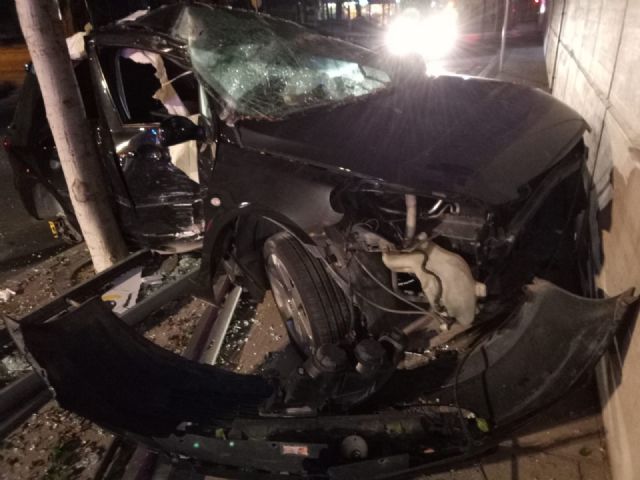 Se empotra contra la fachada de la fabrica de Hero y arranca de cuajo una farola - 2, Foto 2