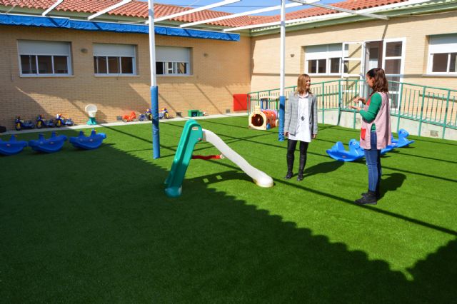 El Ayuntamiento renueva el suelo de los patios de la escuela infantil municipal Virgen de la Salceda - 1, Foto 1