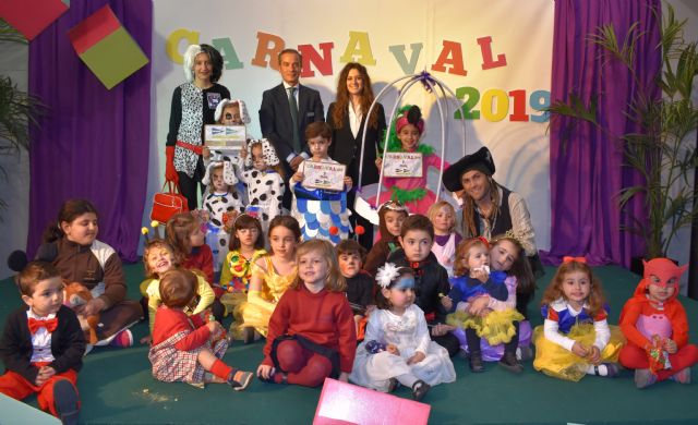 Los ganadores posan junto a algunos de los participantes., Foto 1