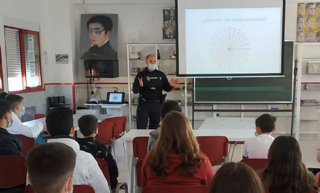 El Policía Tutor imparte en el colegio Monte Azahar una charla sobre los riesgos de las redes sociales - 1, Foto 1