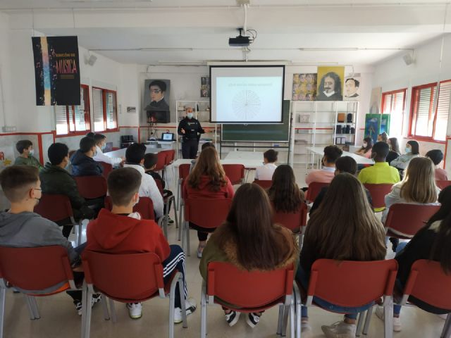 El Policía Tutor imparte en el colegio Monte Azahar una charla sobre los riesgos de las redes sociales - 2, Foto 2