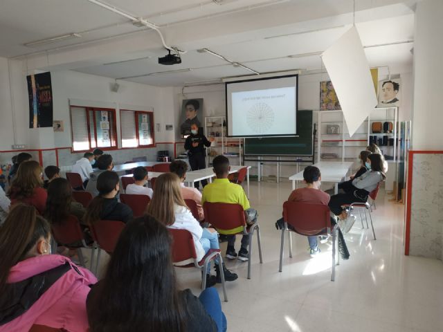 El Policía Tutor imparte en el colegio Monte Azahar una charla sobre los riesgos de las redes sociales - 3, Foto 3