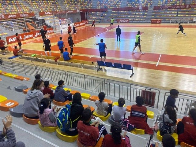 Niños del proyecto ´Aprende Jugando´ comparten una jornada deportiva con Jimbee en el Palacio de Deportes - 1, Foto 1
