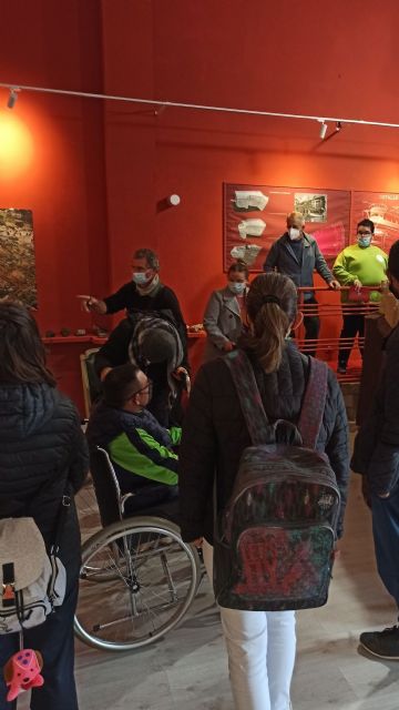 El Centro de Da de Personas con Discapacidad realiza visita al museo Antonio Paredes de Mazarrn, Foto 2