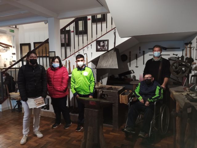 El Centro de Da de Personas con Discapacidad realiza visita al museo Antonio Paredes de Mazarrn, Foto 4