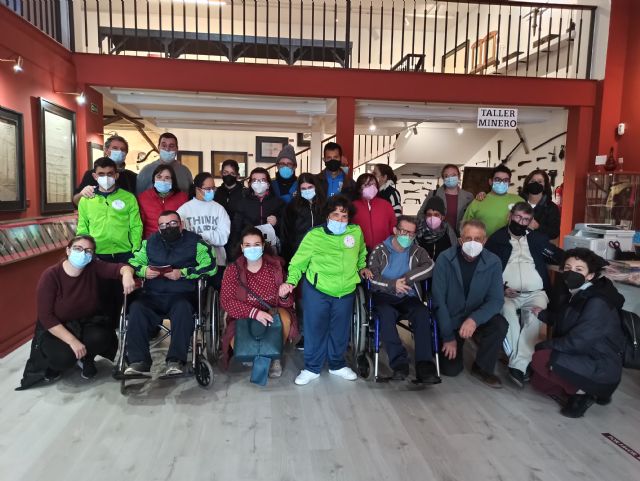 El Centro de Da de Personas con Discapacidad realiza visita al museo Antonio Paredes de Mazarrn, Foto 5