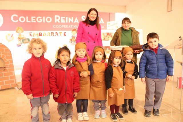 Escolares de Educación Infantil del CC Reina Sofía entregan a la Oficina de Turismo 150 regalos de promoción del municipio, Foto 2