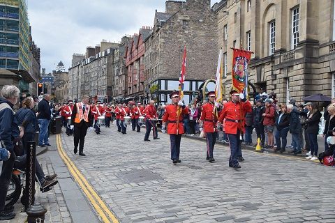Más de treinta bandas de música de los pueblos de Escocia tocando en el Royal Mail Street de Edimburgo - 1, Foto 1