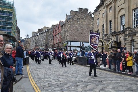 Más de treinta bandas de música de los pueblos de Escocia tocando en el Royal Mail Street de Edimburgo - 2, Foto 2