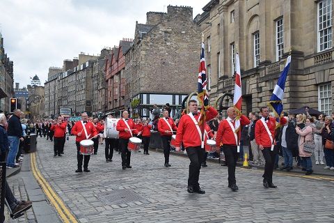 Más de treinta bandas de música de los pueblos de Escocia tocando en el Royal Mail Street de Edimburgo - 3, Foto 3