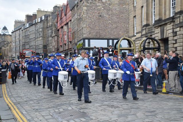 Más de treinta bandas de música de los pueblos de Escocia tocando en el Royal Mail Street de Edimburgo - 4, Foto 4