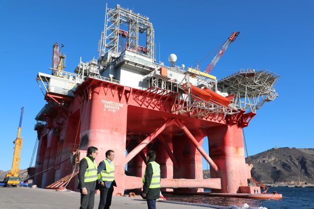 La plataforma petrolífera Transocean Barents atraca en el Dique Suroeste tras un dispositivo especial con traslado en helicóptero del práctico al semisumergible - 2, Foto 2