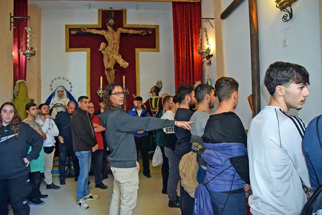 De la parihuela al canasto de oro el trabajo costalero antes de la procesión de Sevilla - 1, Foto 1