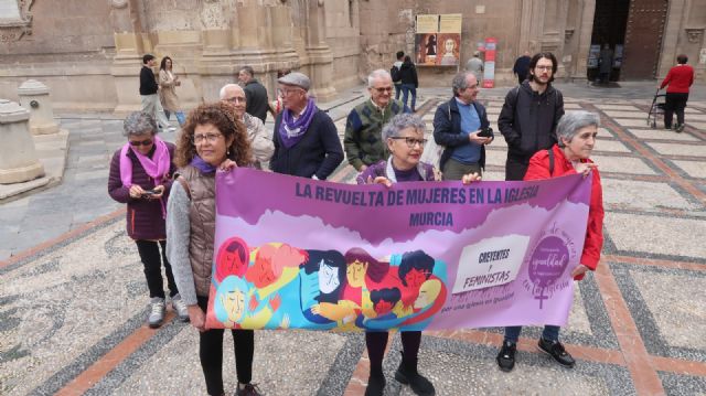 La Revuelta de Mujeres de la Iglesia en Murcia reúne a un centenar de personas bajo el lema Este es mi cuerpo - 4, Foto 4