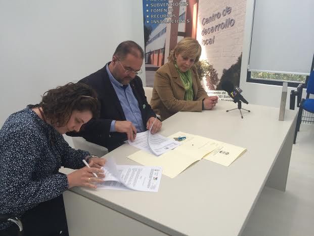 El Ayuntamiento suscribe los dos primeros contratos con empresarios que se instalan en las dependencias del nuevo Vivero de Empresas de Totana, Foto 6