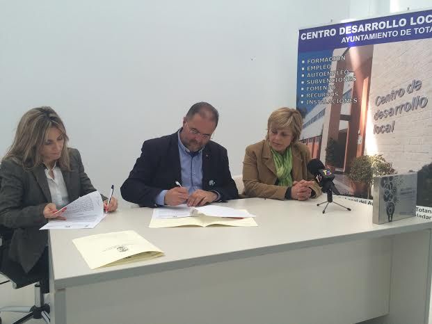El Ayuntamiento suscribe los dos primeros contratos con empresarios que se instalan en las dependencias del nuevo Vivero de Empresas de Totana, Foto 7