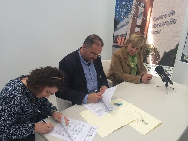 El Ayuntamiento suscribe los dos primeros contratos con empresarios que se instalan en las dependencias del nuevo Vivero de Empresas de Totana, Foto 8