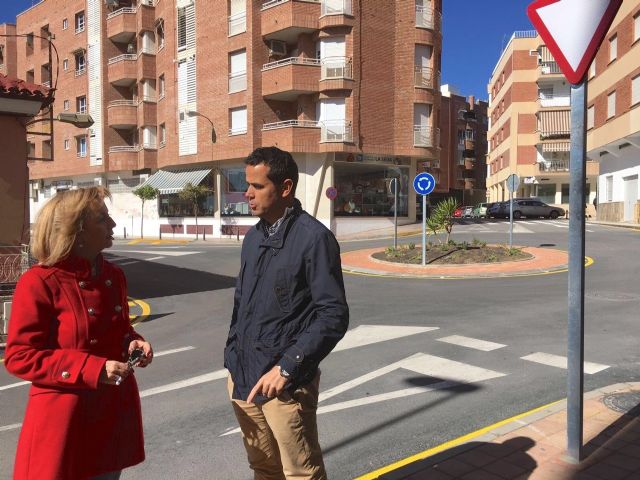 El Ayuntamiento de Lorca concluye la construcción de una glorieta en la intersección del Camino Marín con Martín Morata y Calle de la Seda - 1, Foto 1