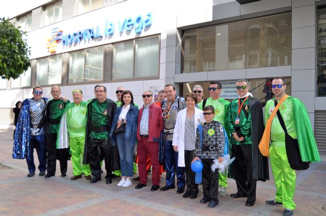 La agrupación sardinera, el Gran Pez y Doña Sardina junto la directiva de Hospital La Vega, Foto 1