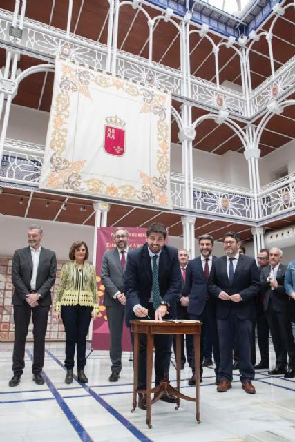 Víctor Martínez: Con esta pequeña Carta Magna hacemos mucho más grande a la Región de Murcia - 1, Foto 1