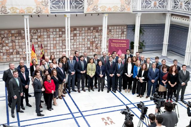 Víctor Martínez: Con esta pequeña Carta Magna hacemos mucho más grande a la Región de Murcia - 2, Foto 2