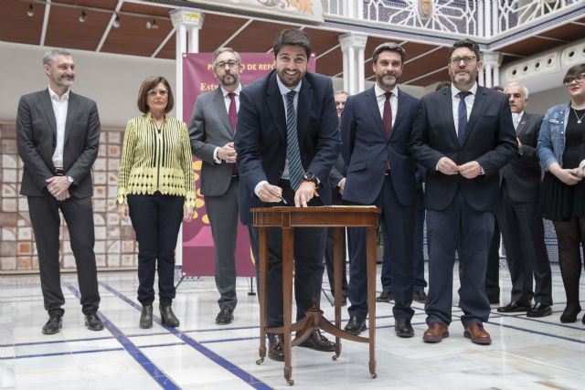 López Miras celebra el consenso alcanzado para reformar el Estatuto de Autonomía que debe regir el futuro de la Región - 1, Foto 1