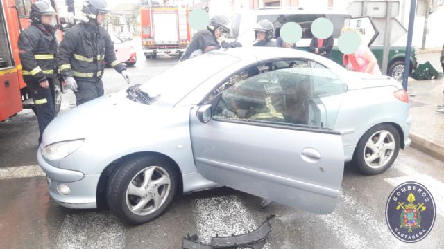 Rescatado un hombre que había quedado atrapado en su vehículo tras sufrir un accidente de tráfico - 1, Foto 1