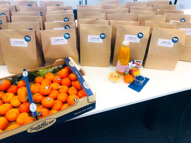 Sanlucar y sus maestros agricultores distribuyen comida gratis entre los transportistas - 1, Foto 1