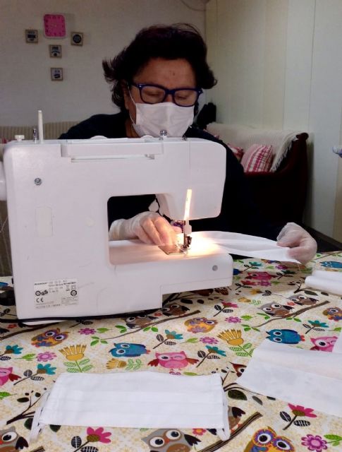 Las mujeres corvereñas se suman a la fabricación de mascarillas y reparten 900 unidades entre comerciantes y mayores - 1, Foto 1