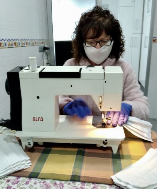 Las mujeres corvereñas se suman a la fabricación de mascarillas y reparten 900 unidades entre comerciantes y mayores - 2, Foto 2