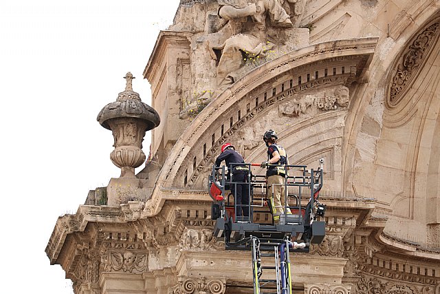 Policía y Bomberos intervienen en un desprendimiento de cascotes de la fachada de la Catedral - 1, Foto 1
