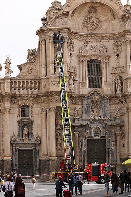 Policía y Bomberos intervienen en un desprendimiento de cascotes de la fachada de la Catedral - 2, Foto 2