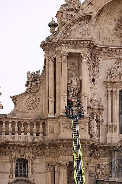 Policía y Bomberos intervienen en un desprendimiento de cascotes de la fachada de la Catedral - 3, Foto 3