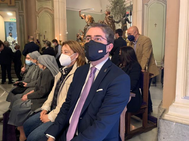 Los concejales Rebeca Pérez y Jesús Pacheco asisten a los Santos Oficios del Jueves Santo en la Iglesia de Nuestro Padre Jesús - 1, Foto 1