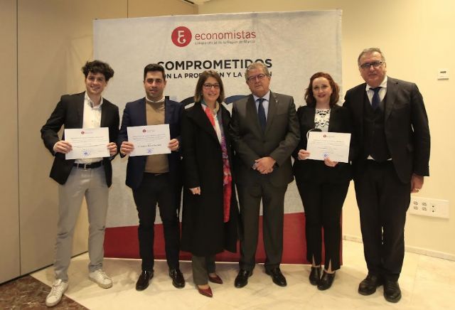 El Colegio de Economistas premia a cuatro alumnos de la UCAM - 1, Foto 1