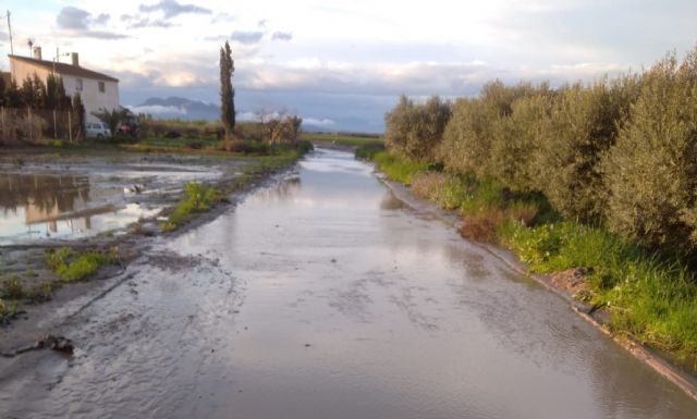 IU-Verdes denuncia la supresión de un badén en el camino de Vera que ha hecho nacer un río en la puerta de un vecino - 1, Foto 1