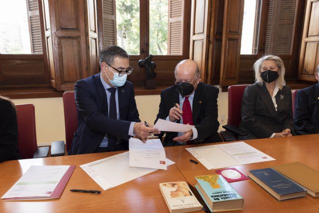 El profesor emérito Juan Antonio Ruipérez dona obras literarias de su biblioteca personal a la Universidad de Murcia - 1, Foto 1