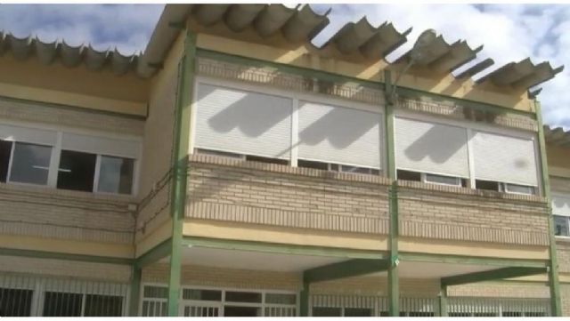 Caridad Rubio: Cientos de alumnos y alumnas de La Aljorra asisten a clase mientras el Ayuntamiento sigue sin retirar el amianto - 1, Foto 1
