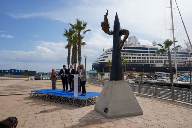 La escultura ´El abrazo´ da ya la bienvenida a los turistas que arriban al muelle de cruceros - 1, Foto 1