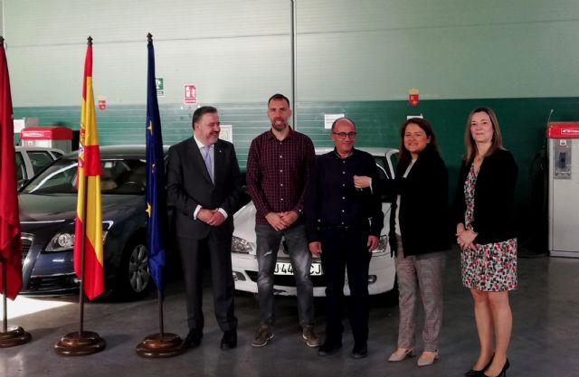 La entrega de 14 vehículos a 8 centros de secundaria y formación profesional permitirá mejorar la capacitación de 1.350 estudiantes - 1, Foto 1