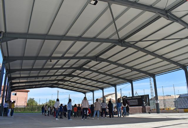 La construcción de las cubiertas para dotar de sombra a las pistas deportivas de los colegios, a punto de concluir - 1, Foto 1