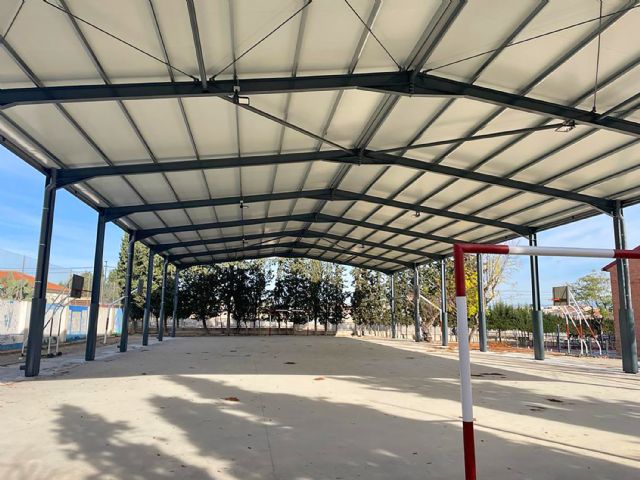 La construcción de las cubiertas para dotar de sombra a las pistas deportivas de los colegios, a punto de concluir - 2, Foto 2