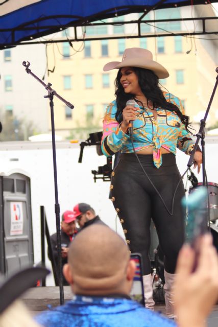 Christi lidera las radios con su canción Dónde Estará siendo las más escuchada en Texas - 3, Foto 3