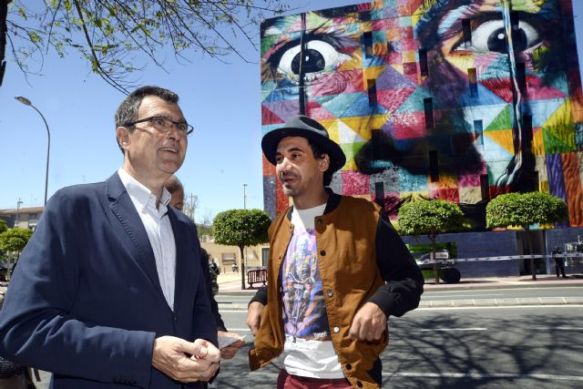 Kobra rubrica su retrato ´urbano´ de Dalí en la fachada del Puertas de Castilla y concluye su primera obra en España - 1, Foto 1