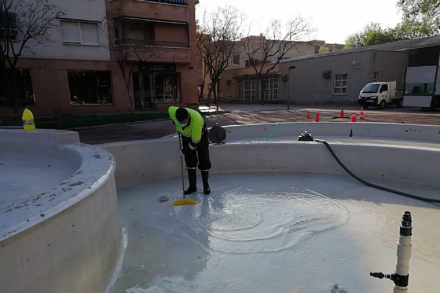 Parques y Jardines mantiene el protocolo de limpieza de lagos y fuentes para controlar la salubridad del agua - 1, Foto 1
