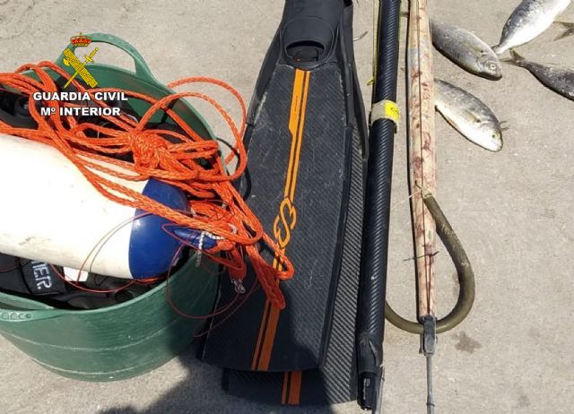 La Guardia Civil sorprende a un veterano de la pesca furtiva en Águilas - 2, Foto 2