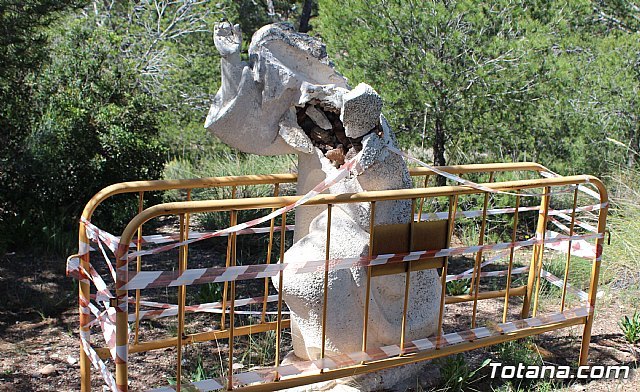 Unos vándalos destrozan una estación del Vía Crucis de La Santa, Foto 1