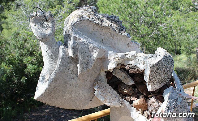 Unos vándalos destrozan una estación del Vía Crucis de La Santa, Foto 2