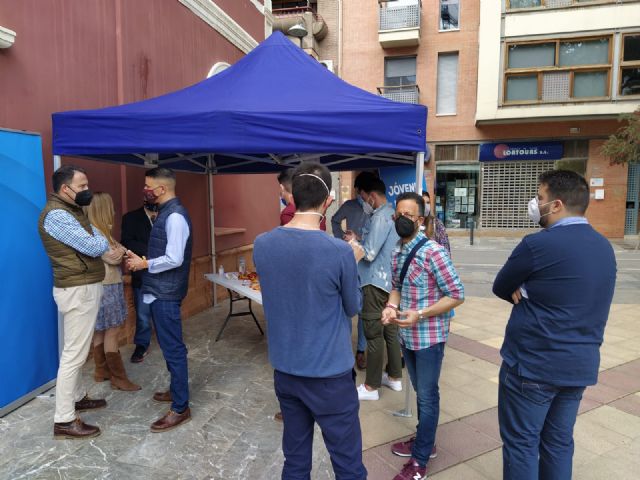Gran acogida social en Lorca a la campaña emprendidas por Nuevas Generaciones bajo el lema Jóvenes por la libertad - 2, Foto 2
