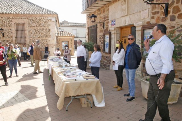 Granátula de Calatrava crea un rincón literario en la Plaza de la Constitución con una biblioteca exterior - 1, Foto 1